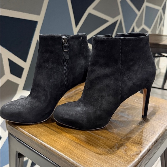 Elegant Black Suede Ankle Boots - Picture 1 of 11